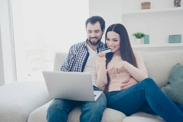 Retrato Clientes Adictos Las Compras Con Estilo Pareja Moderna Que — Foto de Stock