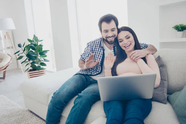 Retrato Pareja Amigable Que Usa Dispositivos Electrónicos Gadget Internet Wifi — Foto de Stock