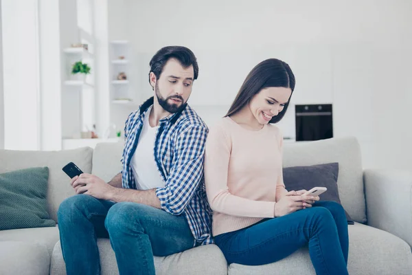 Retrato Pareja Divertida Que Tiene Teléfonos Inteligentes Hombre Entrometerse Gadget — Foto de Stock