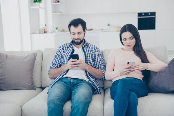 Potret Pasangan Menarik Memiliki Ponsel Pintar Elektronik Memeriksa Email Sms — Stok Foto