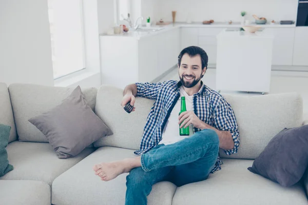 Retrato Homem Solteiro Alegre Positivo Com Restolho Camisa Jeans Escolhendo — Fotografia de Stock