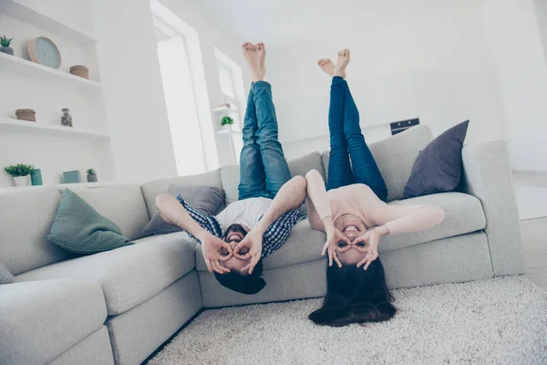 Retrato Pareja Alegre Cómica Trajes Casuales Acostados Con Las Piernas — Foto de Stock