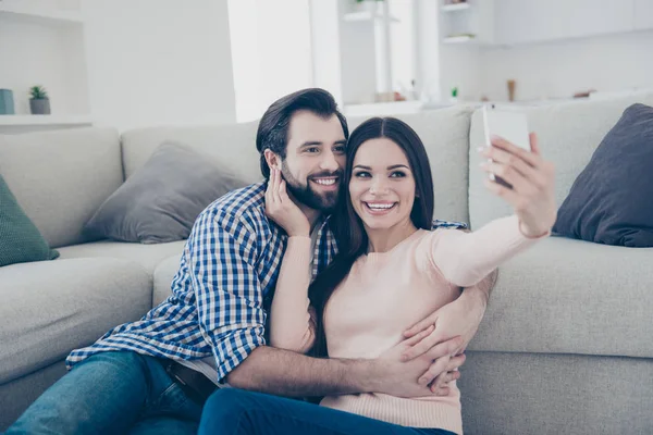 可爱的正面情侣的肖像坐在地板上室内使用智能手机拍摄在前面的摄像头视频通话乐趣的自画像 享受时间在一起 — 图库照片