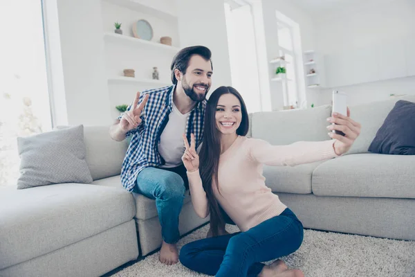 Portrait Cheerful Creative Couple Sitting House Holding Using Smart Phone — Stock Photo, Image