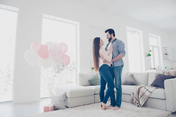 Retrato Tamanho Completo Casal Romântico Encantador Roupas Casuais Abraçando Perto — Fotografia de Stock