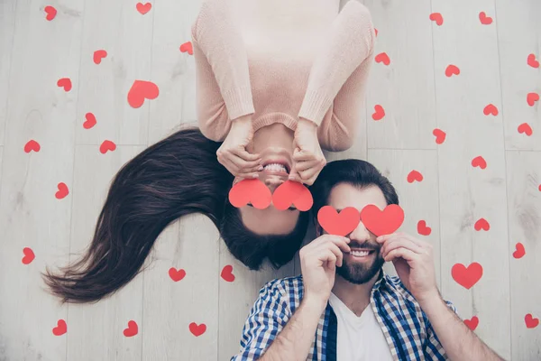 Retrato Casal Romântico Adorável Deitado Cabeça Cabeça Chão Com Pequenos — Fotografia de Stock