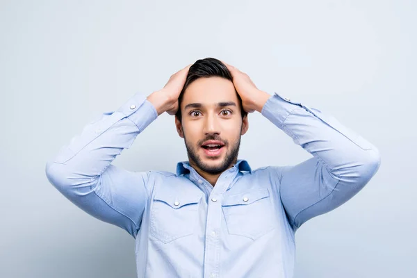 Dios Mío Retrato Hombre Positivo Asombrado Sosteniendo Dos Manos Cabeza —  Fotos de Stock