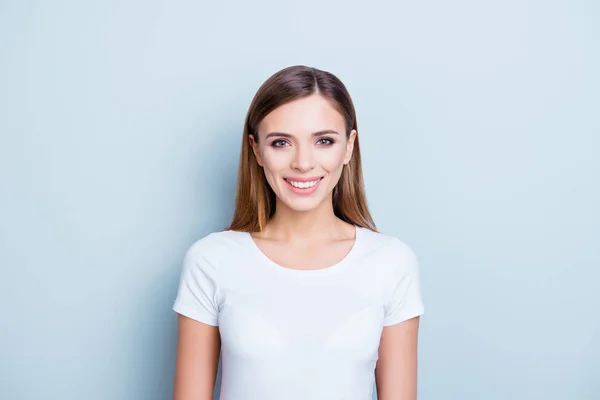 Retrato Chica Morena Atractiva Camiseta Blanca Con Expresión Alegre Mirando — Foto de Stock