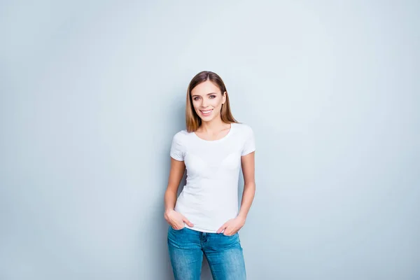 Retrato Chica Linda Alegre Camiseta Blanca Sosteniendo Sus Manos Bolsillo — Foto de Stock