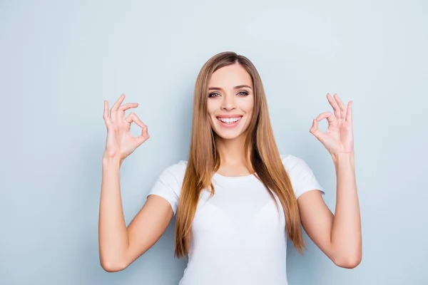 Portret Van Karaktervolle Stijlvolle Meisje Met Stralende Glimlach Toont Twee — Stockfoto