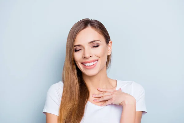 Retrato Menina Engraçada Positiva Shirt Branca Rindo Com Olhos Fechados — Fotografia de Stock