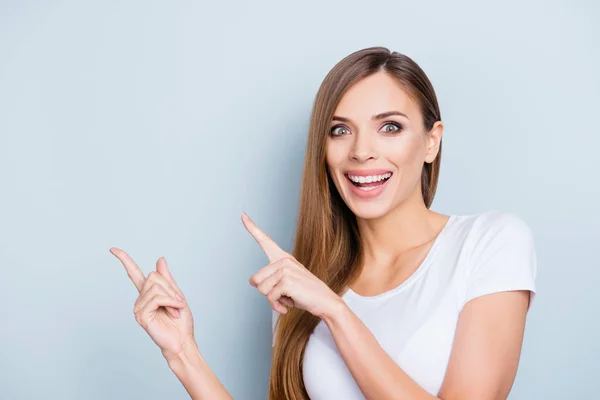 Portret Van Positieve Grappig Meisje Wit Shirt Wijzen Twee Wijsvingers — Stockfoto