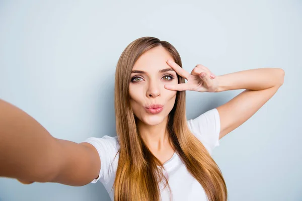 Autoportrait Une Jolie Fille Joyeuse Tirant Selfie Sur Caméra Avant — Photo