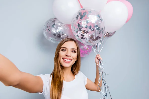 Autorretrato Chica Creativa Positiva Traje Casual Con Globos Aire Rosados — Foto de Stock