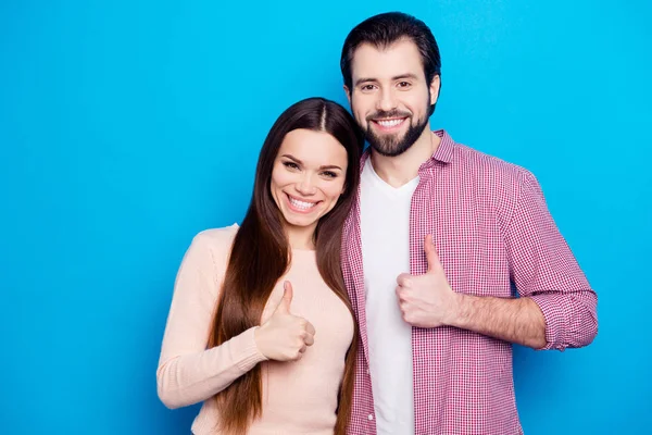 Retrato Casal Alegre Elegante Comemorando Fevereiro Gestos Sinal Polegar Isolado — Fotografia de Stock