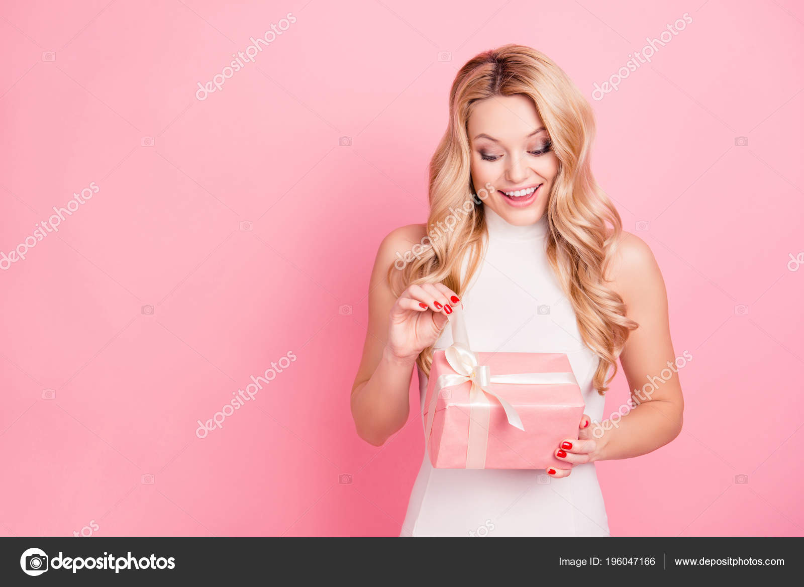 画像与copyspace 空的地方漂亮迷人的优雅的女朋友庆祝8游行情人节打开包装礼品盒在粉红色背景下隔离 图库照片 C Deagreez1 画像与copyspace 空的地方漂亮迷人的优雅的女朋友庆祝8游行情人节打开包装礼品盒在粉红色背景下隔离 图库照片 C Deagreez1
