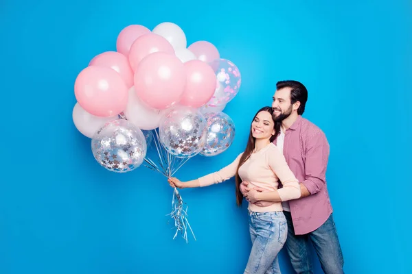 Retrato Alegre Casal Positivo Roupas Casuais Abraçando Segurando Balões Rosa — Fotografia de Stock