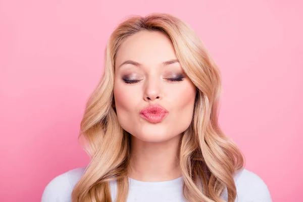 Öpücükle Modern Saç Modeli Gönderen Üfleme Kameraya Yakın Gözler Pembe — Stok fotoğraf