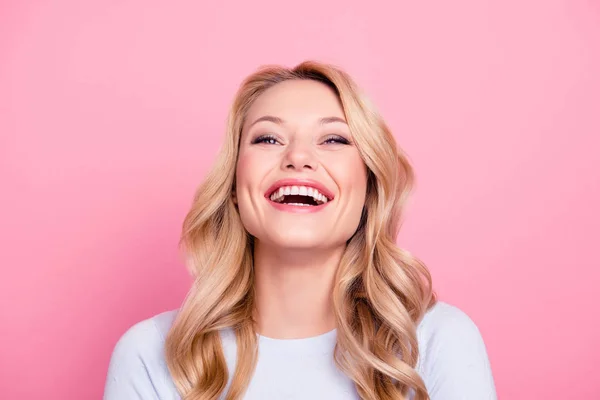 Retrato Chica Positiva Tonta Con Peinado Moderno Riendo Sinceramente Con — Foto de Stock