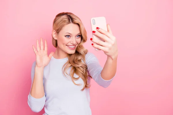 Retrato Chica Amistosa Positiva Que Descansa Relajarse Haciendo Videollamada Con — Foto de Stock