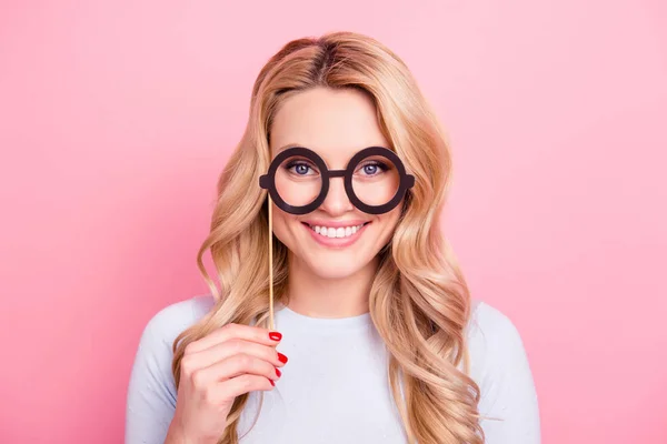 Retrato Namorada Positiva Tola Ter Óculos Papelão Preto Vara Mão — Fotografia de Stock