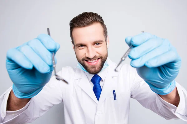Retrato Dentista Cómico Positivo Con Rastrojo Bata Laboratorio Blanca Corbata — Foto de Stock