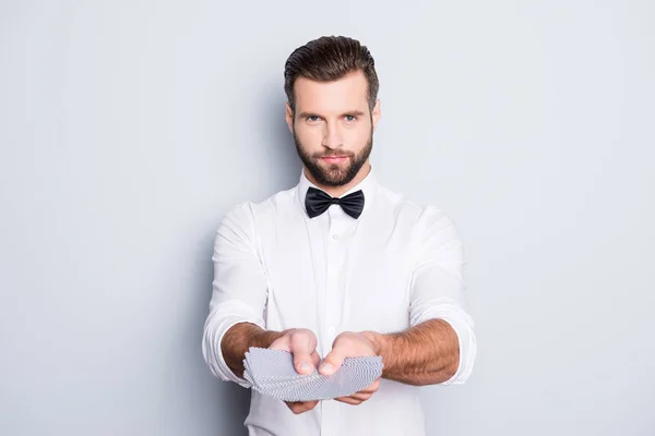 Portrait Eines Konzentrierten Listigen Croupier Mit Frisur Formeller Kleidung Der — Stockfoto