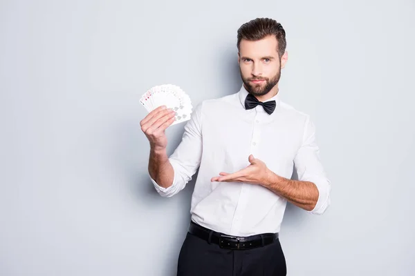 Retrato Elegante Croupier Moda Con Peinado Ropa Formal Teniendo Mostrando —  Fotos de Stock