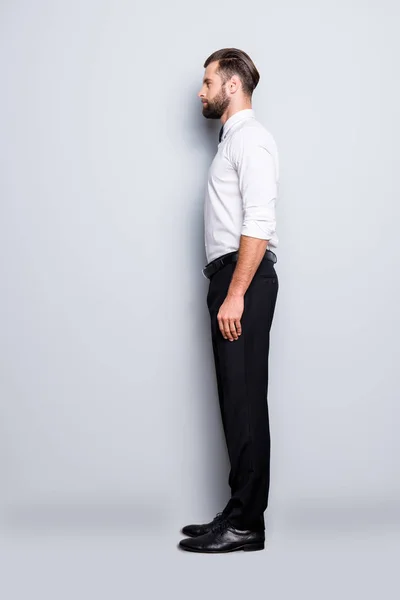 白いシャツ ボウタイ 黒のズボン フォーマルウェア 灰色の背景に分離でハンサムなトレンディなディーラーのフルサイズ全身半分の顔の肖像 — ストック写真
