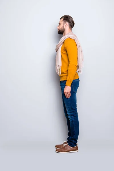 Fullbody 초상화 잘생긴 매력적인 스웨터 청바지 배경에 스카프를 — 스톡 사진