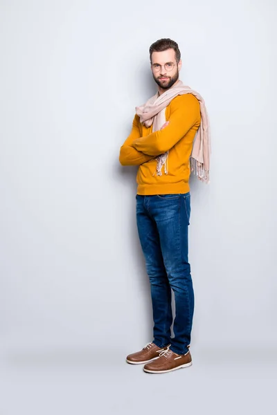 Pełnym Rozmiarze Hiszpanin Portret Stylowy Pół Okazało Stylista Swetrze Dżinsy — Zdjęcie stockowe
