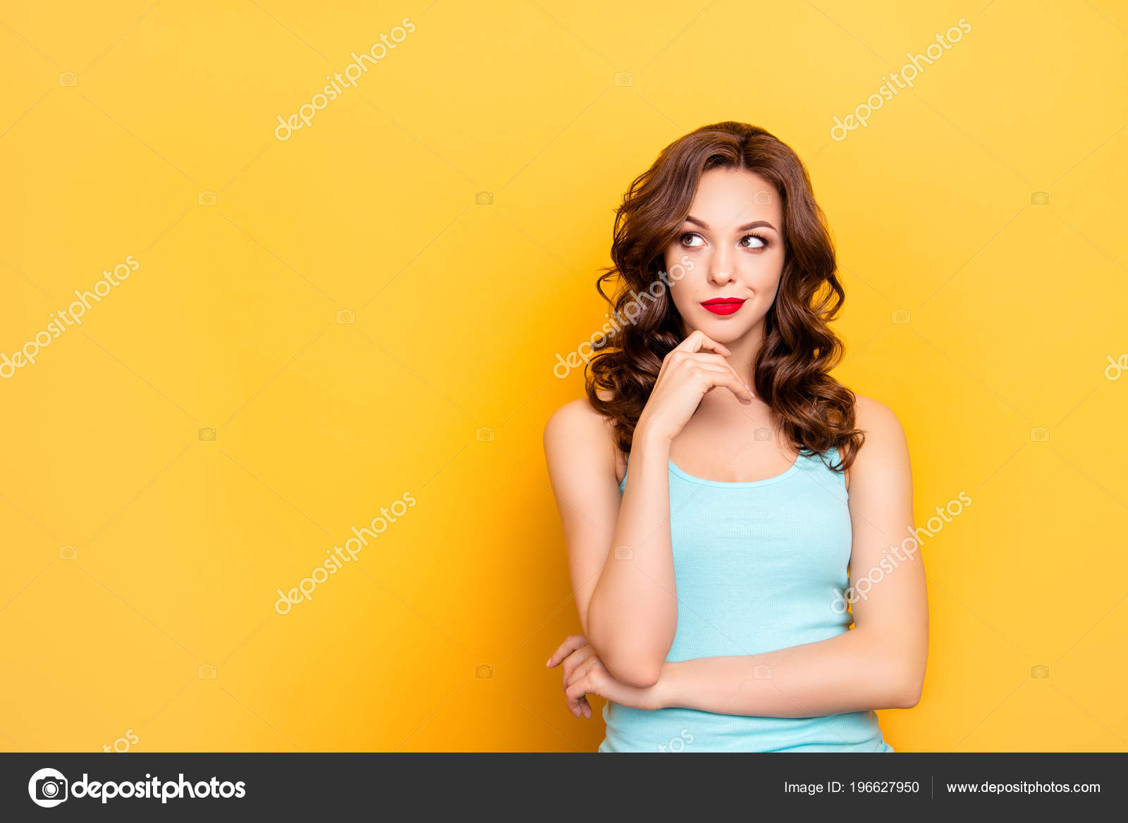 Женщина на желтом фоне. Портрет на желтом фоне. Девушка в желтом. Красивая девушка на желтом фоне. Веселая девушка.