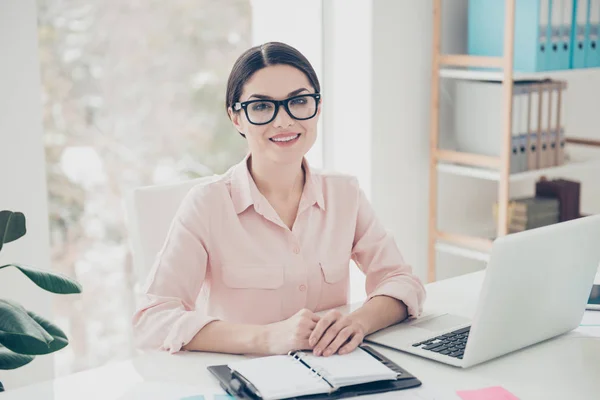 Retrato Elegante Clásico Encantador Bonita Morena Alegre Mujer Gafas Sentado — Foto de Stock