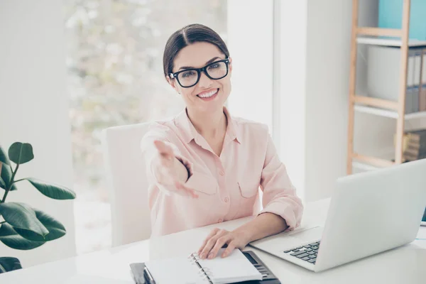 Portret Van Aantrekkelijke Secretaris Vriendelijke Vrolijke Trendy Representatieve Agent Geven — Stockfoto