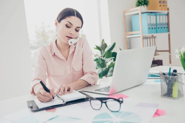 Mooie Charmante Agent Telefoon Gesprek Met Partners Collega Opschrijven Van — Stockfoto