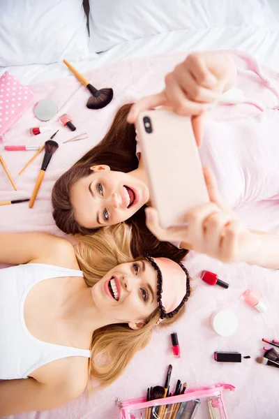 Selfie 메이크업 화장품의 침대에 스마트 분홍색 즐거운 매력적인 성공적인 여자의 — 스톡 사진