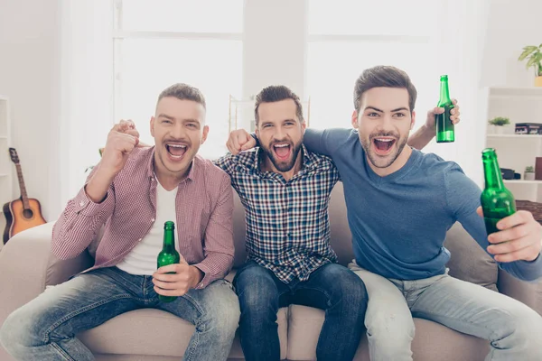 Nahaufnahme Porträt Attraktiver Stylischer Gut Gelaunter Jungs Die Mit Weit — Stockfoto