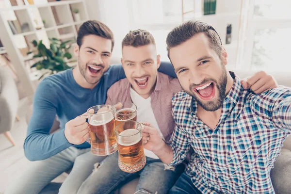 Porträt Stilvoller Bester Attraktiver Moderner Positiver Typen Mit Frisur Schreiend — Stockfoto