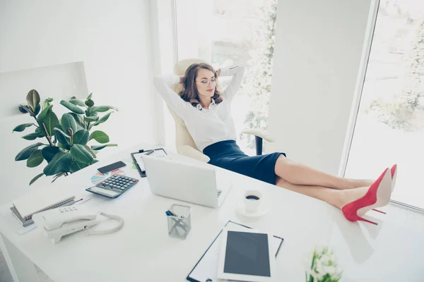 Mooie Charmante Stijlvol Trendy Baas Putting Benen Tafel Houden Handen — Stockfoto