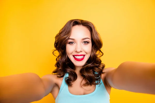 Autorretrato Moda Encantadora Chica Con Peinado Moderno Tiro Selfie Cámara —  Fotos de Stock