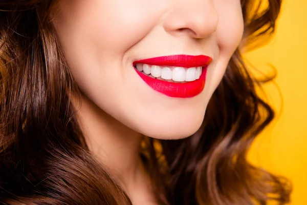 Kırpılmış Closeup Yarım Yüz Beyaz Gülümseme Sağlıklı Dişler Sarı Arka — Stok fotoğraf