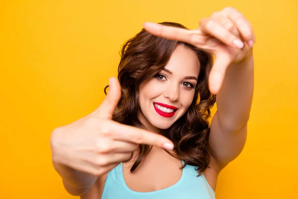 Retrato Menina Muito Criativa Com Radiante Sorriso Vermelho Batom Fazendo — Fotografia de Stock