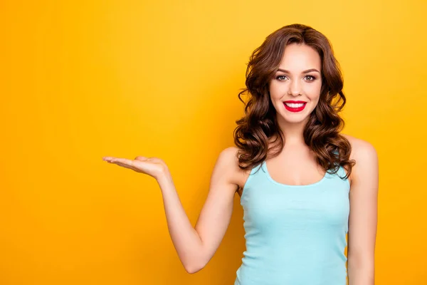 Retrato Encantadora Menina Bonita Com Penteado Moderno Batom Vermelho Segurando — Fotografia de Stock