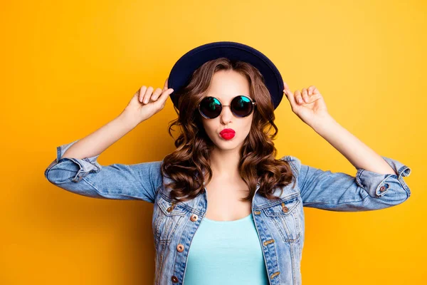 Retrato Chica Encantadora Fresca Sosteniendo Sombrero Cabeza Enviando Beso Con —  Fotos de Stock