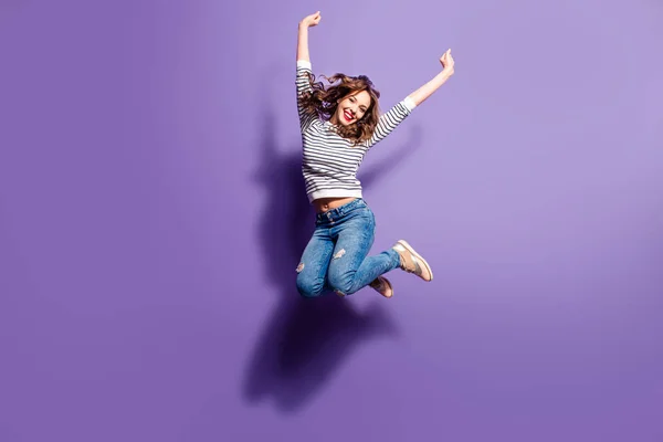 Portret Van Vrolijke Positieve Meisje Lucht Springen Met Opgeheven Vuisten — Stockfoto