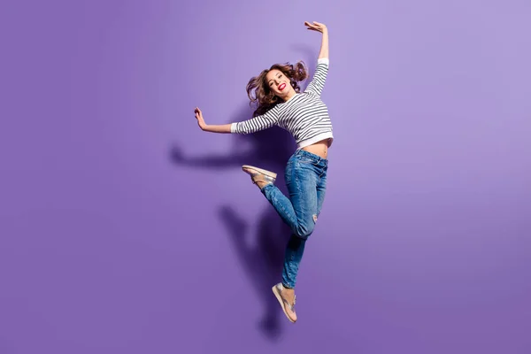 一个开朗积极的女孩的肖像跳在空中 举起手和腿看着相机孤立的紫罗兰背景 生活生活方式能源人概念 — 图库照片