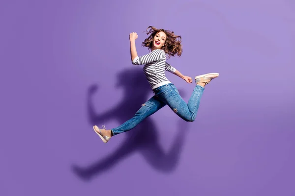 Portret Van Sportieve Actieve Meisje Beweging Springen Lucht Geïsoleerd Violette — Stockfoto