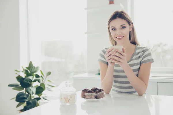 Portret Van Vrolijke Schattig Meisje Gestreept Shirt Aan Tafel Moderne — Stockfoto