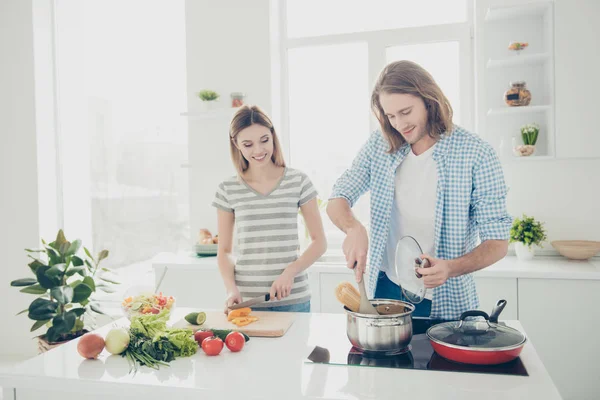 Modern Trendy Çift Birlikte Yemek Hazırlama Portresi Sevimli Kız Kesme — Stok fotoğraf
