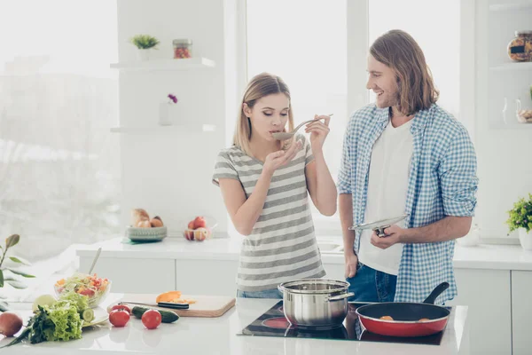 Портрет Красивого Мужчины Готовящего Вкусный Суп Любовника Очаровательная Девушка Дегустации — стоковое фото